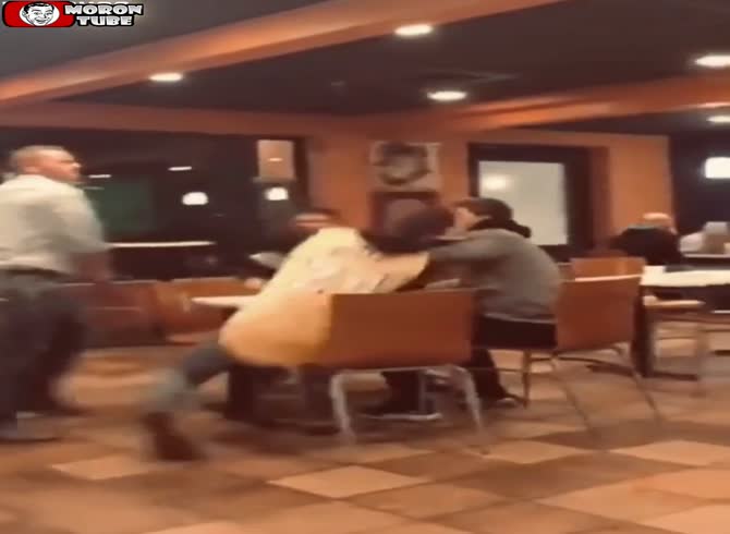 Video :A bunch of youths are seeking trouble with the wrong man!